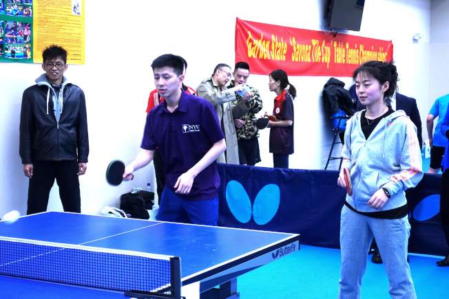 中国侨网选手在乒乓球比赛中。（美国《世界日报》/谢哲澍 摄）