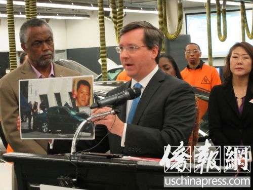 中国侨网高田安全气囊充气器独立召回项目的负责人布里塔介绍不幸遇难的华人。（美国《侨报》/翁羽 摄）