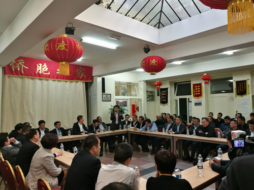 中国侨网华界紧急会议现场。(法国《欧洲时报》/孔帆 摄)