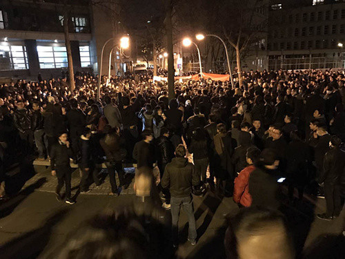中国侨网当晚有数千人聚集在警察局门口。（法国《欧洲时报》/梁家铭 摄）