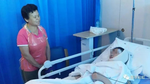 中国侨网何辉英在加护病房向余萍了解伤情，鼓励她坚强面对。（南非华人网）