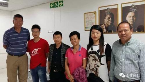 中国侨网远道而来的莫桑比克华人在医院合影。(南非华人网)