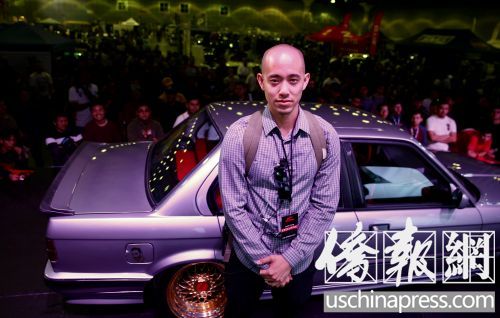 中国侨网方祥屹在自己汽车博览会的舞台上留影。（侨报记者邱晨摄）