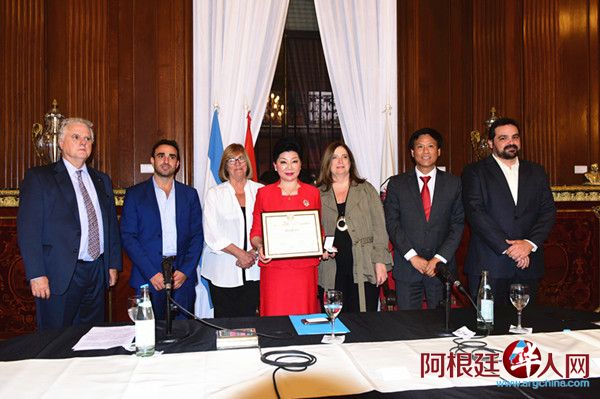中国侨网阿根廷布宜诺斯艾利斯市议会举办颁奖仪式，授予旅阿华人唐清慧女士为该市“荣誉市民”称号。（阿根廷华人网）