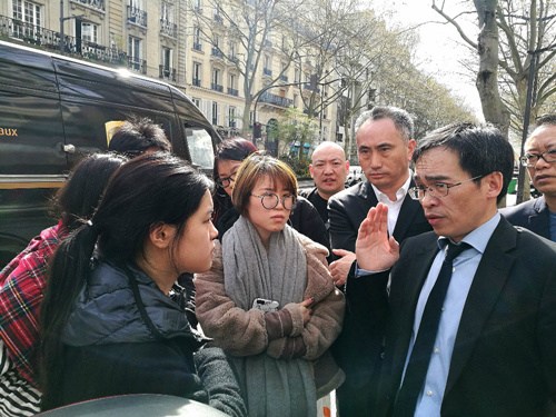 中国侨网孙文雄和周伟在与死者的女儿就约请律师等事宜进行交流。（法国《欧洲时报》/孔帆 摄）