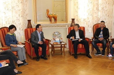 中国侨网总领事朱立英和副总领事夏荫与侨学界代表座谈。