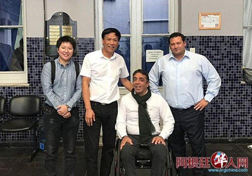 中国侨网议员袁建平,3区区长Carlos Omar Breyaui(右二),第七警察局局长Patricio Eduardo Verti(右一),袁议员办公室工作人员袁奕蕊(左一)合影。(阿根廷华人网)
