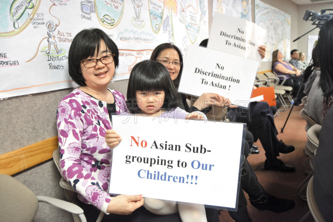 中国侨网多位家长来到布利桑顿学区会议发言,反对学区要求新生注册登记时须填写亚裔细分选项。(美国《世界日报》/刘先进 摄)