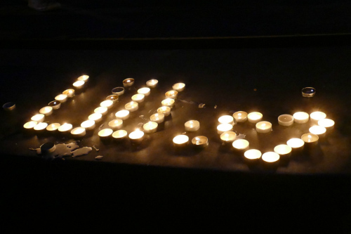 中国侨网抗议者点蜡烛悼念刘少尧。（《欧洲时报》/梁家铭 摄）