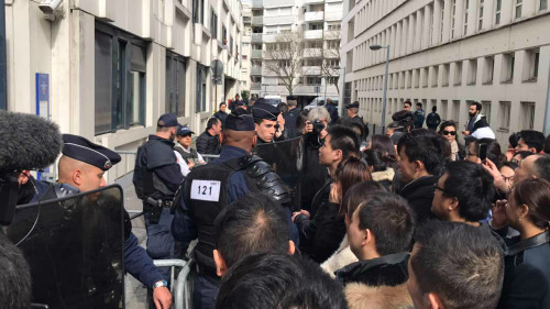 中国侨网28日，华人自发聚集在巴黎19区警局门前抗议。(《欧洲时报》/黄冠杰 摄)