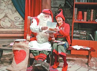 中国侨网芬兰北部的罗瓦涅米市被认为是圣诞老人的故乡。图为“圣诞老人”和“精灵”里塔·马蒂拉在阅读中国小朋友寄来的信件。  　　本报记者 管克江摄