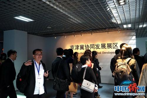 中国侨网海外侨领在北京市规划展览馆参观。付强 摄