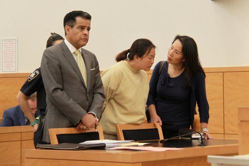 中国侨网凶嫌余兰水(中)出庭与辩护律师德瓦尔(左)面见法官。(资料照片)