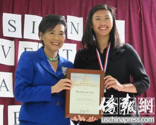 中国侨网国会众议员赵美心（左）颁发美国国会银奖章和奖状给华裔少女甄子晴（右）。（美国《侨报》/翁羽 摄）