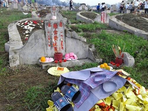 中国侨网54年来,郑荣辉及他的儿子们,都依足华人礼俗,在清明时节,为挚友陈金发扫墓。(马来西亚《星洲日报》)