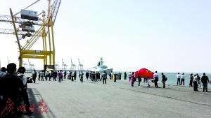 中国侨网盖永淳拍摄临沂舰到达的景象。