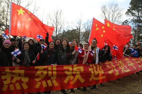 中国侨网4日，芬兰华侨华人打着醒目的标语，挥舞着五星红旗，欢迎习近平主席的到来。（法国《欧洲时报》/张乔楠 摄）