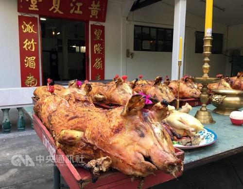 中国侨网已经移居泰国数代的广东华人,至今仍保留清明祭祖习俗,以最具代表的烤乳猪来祭拜祖先,图为曼谷黄姓祖祠在4日祭祖。(台湾“中央社”/刘得仓 摄)