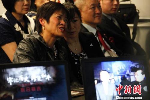 中国侨网图为黄素梅（前左）等在观看视频连线。　余瑞冬　摄
