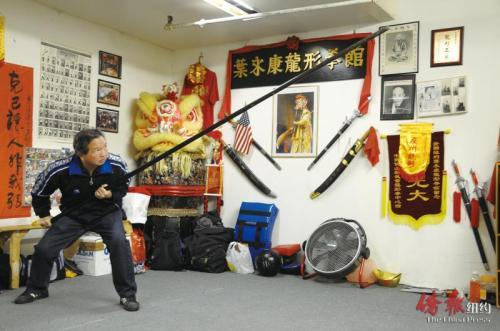 中国侨网叶永康在自己的武馆内练习功夫。(美国《侨报》资料图)