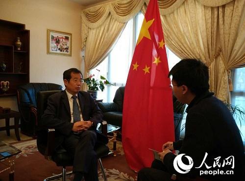 中国侨网图为孙树忠大使接受人民网记者专访。（中国驻摩洛哥大使馆供图）