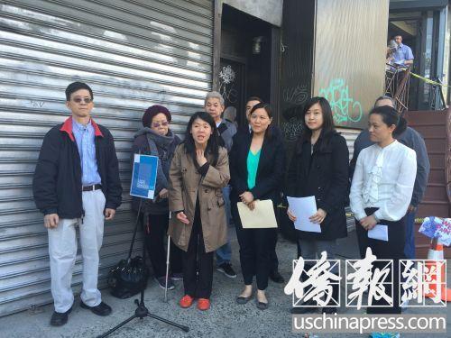 中国侨网资料图:埃塞思街43号房客两年前,在楼宇前抗议房东骚扰和逼迁。(美国《侨报》)