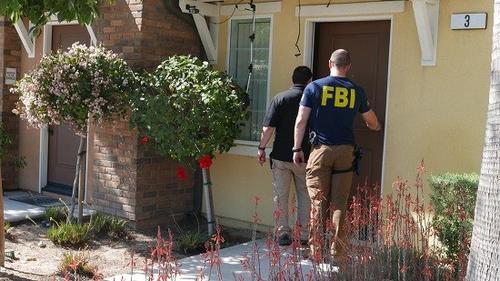 中国侨网美国移民及海关执法局（USICE）国内安全调查处（HSI）和联邦调查局FBI探员突击查搜嫌犯位于艾尔蒙地的住宅。(美国《世界日报》/李雪 摄)
