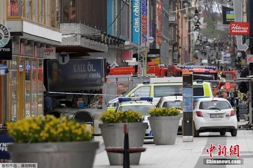 中国侨网资料图:瑞典警方当地时间4月7日称,一辆卡车当天冲入首都斯德哥尔摩市中心人群,造成人员受伤。据称,有3人在这起事件中丧生。