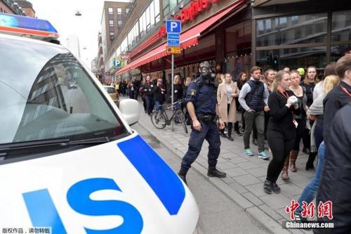 中国侨网资料图：瑞典警方当地时间4月7日称，一辆卡车当天冲入首都斯德哥尔摩市中心人群，造成人员受伤。