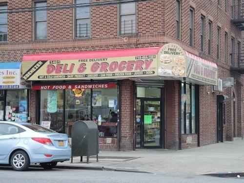 中国侨网冯姓华裔男子日前在布鲁克林14大道夹67街街角的Deli店买食物回家，被两名非洲裔青年持刀打劫。(美国《世界日报》/王靖雯 摄) 