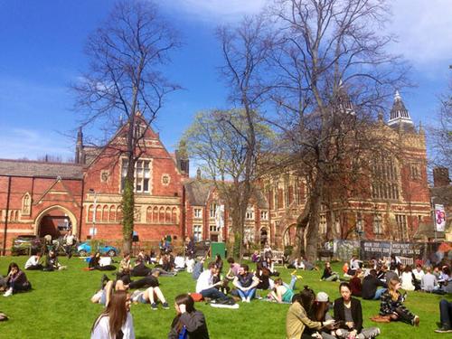 中国侨网英国利兹大学，同学们在草坪上晒太阳。胡曼／供图