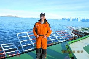 中国侨网到达南极中山站前，吴刚在“雪龙”号甲板上。 