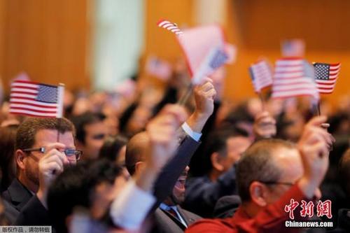 中国侨网资料图:当地时间2017年2月8日,美国波士顿,200多名移民参加入籍仪式,正式成为美国公民。
