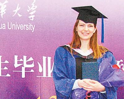 中国侨网2007年春季,马兰在清华大学攻读硕士学位毕业。 资料图片