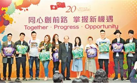 中国侨网香港回归20周年系列庆祝活动推介会，众多演艺明星同台亮相。 　　曾庆威摄