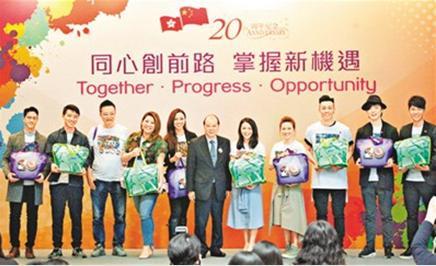 中国侨网香港回归20周年系列庆祝活动推介会,众多演艺明星同台亮相。 曾庆威摄
