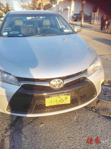 中国侨网被撞伤华裔男孩的母亲拍下的肇事Uber车，且照片显示当时天色很亮。（美国《侨报》）