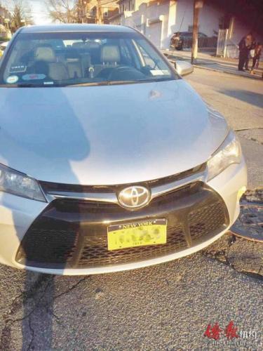 中国侨网被撞伤华裔男孩的母亲拍下的肇事Uber车,且照片显示当时天色很亮。(美国《侨报》)