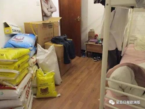 中国侨网住处摆放食物。(星岛日报欧洲版微信公众号)