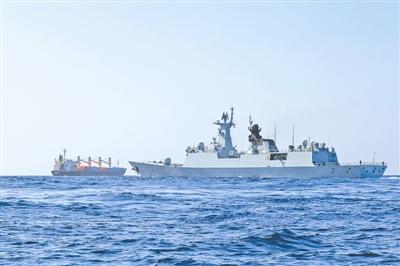 中国侨网OS35号货船在玉林舰的护送下向也门亚丁港附近海域航行。李维摄