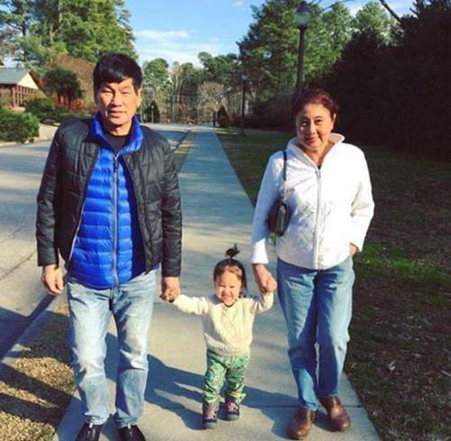 中国侨网大卫·道及其妻子，与他们的一个外孙女