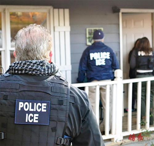 中国侨网ICE资料图片：ICE在全美抓捕非法移民。 (美国《侨报》）