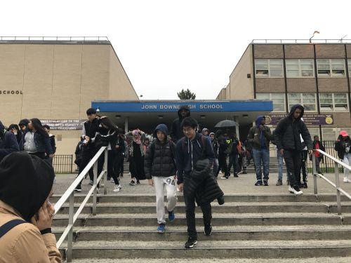 中国侨网纽约法拉盛江邦高中校园暴力事件升级引发社区关注。(美国《侨报》资料图)