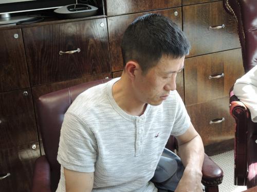 中国侨网林先生讲述自己的经历。(美国《侨报》/朱蕾 摄)