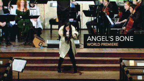 中国侨网杜韵在《天使之骨》世界首场演唱会上演唱。（网络图）