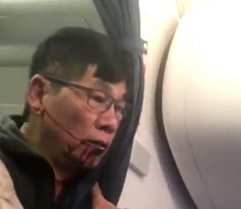 中国侨网遭遇暴力拖拽华裔乘客。(twitter视频截图)