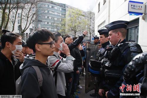 中国侨网资料图:当地时间3月26日晚,居住在法国巴黎19区的青田籍华人男子被破门而入的执法警察开枪打死。法新社报道称,首都巴黎的亚裔社区因此事举行示威抗议活动,并演变成暴力冲突。法国警方28日表示,他们逮捕了35名示威者。图为当地时间28日,在法国巴黎的亚裔民众在巴黎警察局门外与法国防暴警察对持。