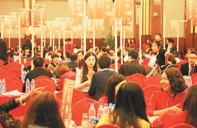 中国侨网北京的一场留学说明会吸引了众多学生和家长。 臧宝峰摄