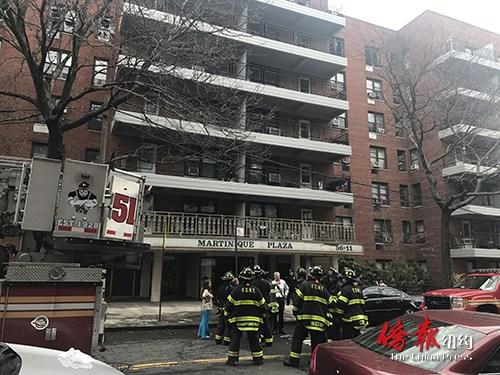 中国侨网发生火灾的六层高公寓楼被烧得满目疮痍。(美国《侨报》/王伊琳 摄)