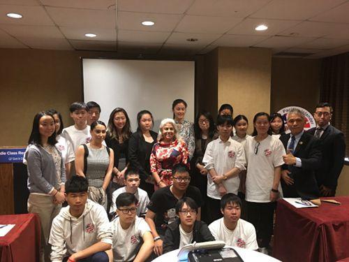中国侨网纽约州长多元化委员会主席汇报州府经费分配、项目等,亚太公共事务联盟(APAPA)的华裔学子参加。(美国《世界日报》/朱蕾 摄)